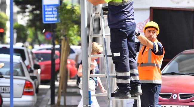 İzmir Büyükşehir Belediyesi yılda 15 bin trafik levhası monte ediyor