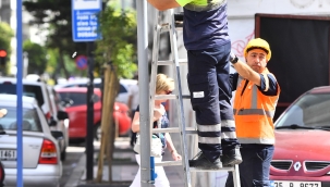 İzmir Büyükşehir Belediyesi yılda 15 bin trafik levhası monte ediyor