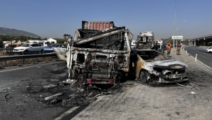 İzmir'de tır, minibüs ve otomobilin çarpışarak yanması sonucu 5 kişi yaralandı