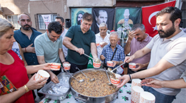 Başkan Tugay Örnekköy'de aşure dağıttı