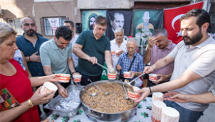 Başkan Tugay Örnekköy'de aşure dağıttı