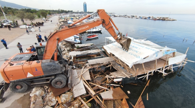 İnciraltı'nda kaçak iskele ve ahşap yapılar yıkıldı 