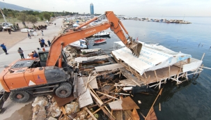 İnciraltı'nda kaçak iskele ve ahşap yapılar yıkıldı
