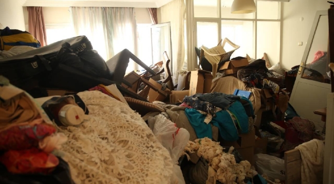 İzmir'de bir evden 3 kamyon çöp çıkarıldı