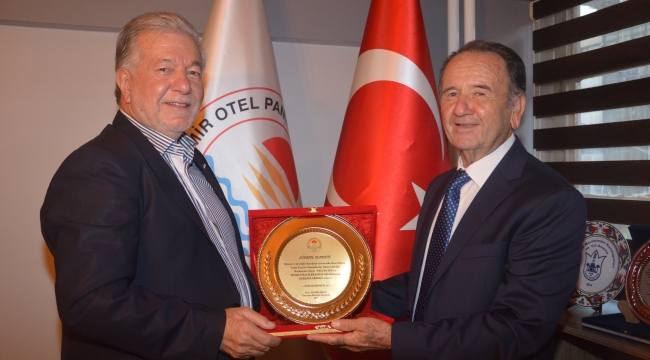 İZMİRLİ OTELCİLEDEN ATA'YA GÜZEL JEST… OTELCİLERDEN ATA'YA TEŞEKKÜR PLAKETİ…