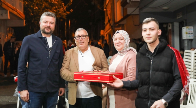 Başkan Görkem Duman'dan asker gence bayrak sürprizi