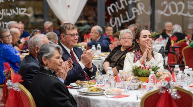 Başkan Tugay huzurevi sakinleri ile bir araya geldi Huzurevinde yeni yıla merhaba buluşması