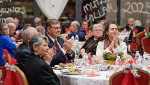 Başkan Tugay huzurevi sakinleri ile bir araya geldi Huzurevinde yeni yıla merhaba buluşması