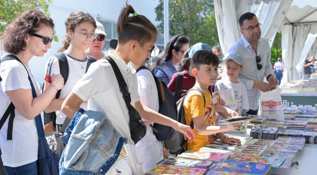 İzmirliler İzmir Kitap Fuarı'na akın etti