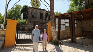 Bucalı Avşin Cumhuriyet Kütüphanesi ile hayaline yürüyor