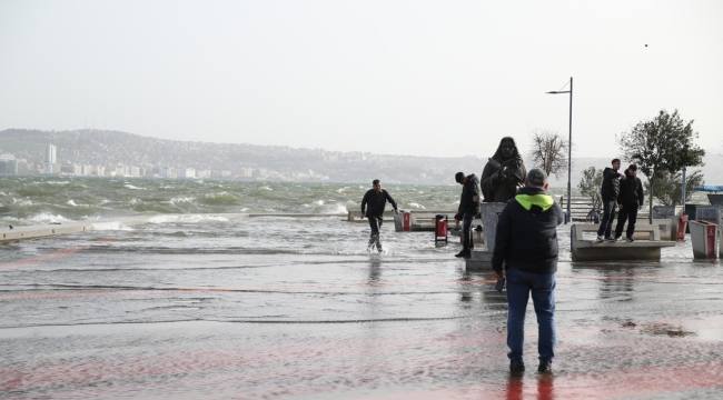 İzmir'de fırtına nedeniyle deniz taştı