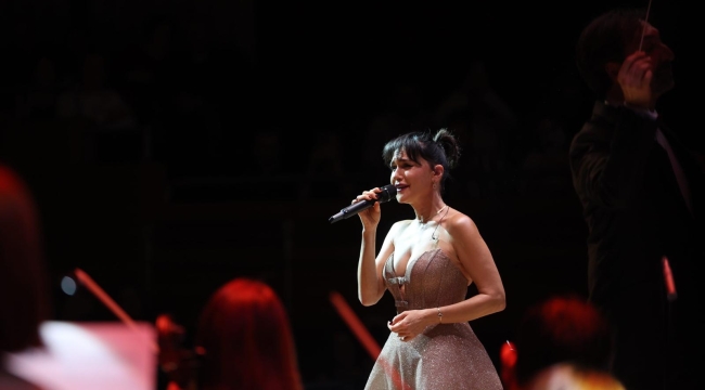 Şevval Sam hem söyledi hem yönetti